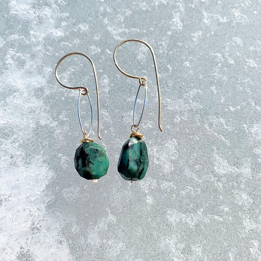 Emerald Nugget On Oval Link Earring